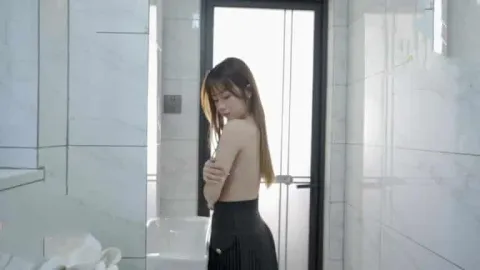 Cậu em trai dâm đãng trộm nhìn chị gái tắm khi bố mẹ vắng nhà