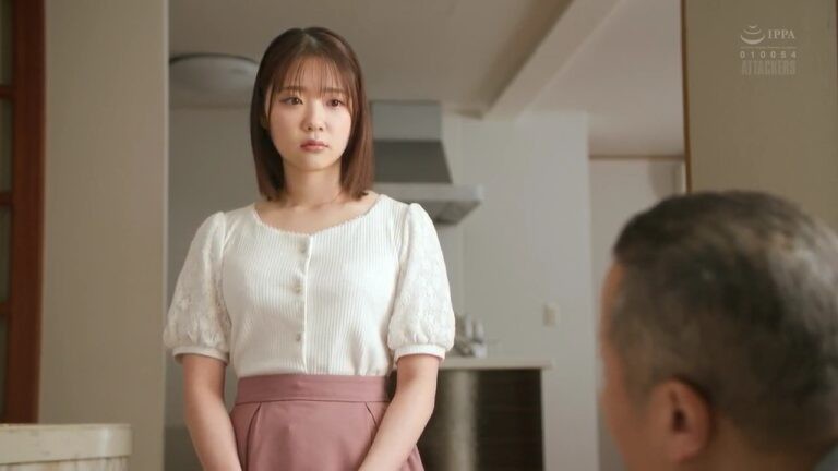 Đứa con gái xinh đẹp phải thay mẹ phục vụ bố dượng khi mẹ không thỏa mãn